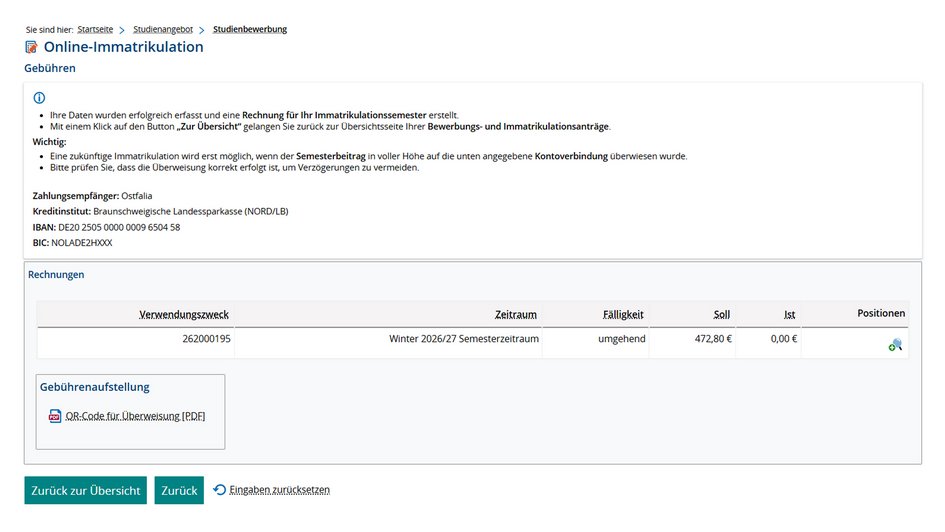 13. Bitte beachte die Informationen zu deinen Semestergebühren und zahle sie in der angegebenen Höhe.Über das PDF-Dokument enthältst du einen QR-Code, mit dem du direkt deinen Zahlungsbeitrag und die Bankverbindung für dein Studium in dein Online-Banking übernehmen kannst. Bitte klicke dann auf "Zurück zur Übersicht". Noch ein wichtiger Hinweis: Die Höhe der Gebühr variiert zwischen einzelnen Studienorten und Studiengängen. Im Screenshot siehst du ein Beispiel für Maschinenbau in Wolfenbüttel.