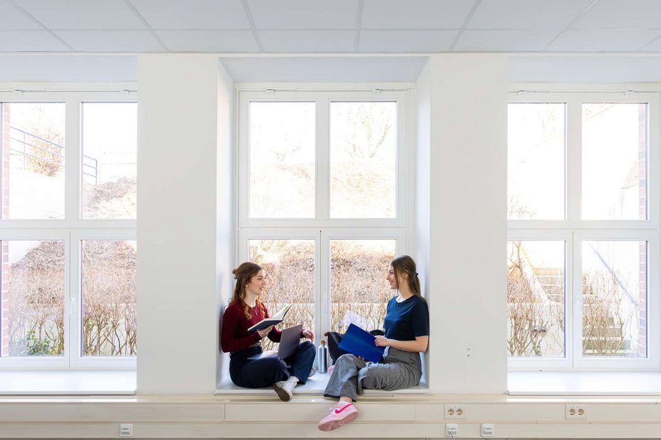 Studieninteressierte mit Informationsmaterial auf dem Ostfalia-Campus