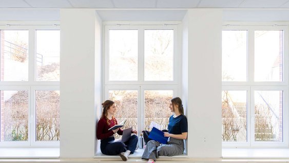 Studieninteressierte mit Informationsmaterial auf dem Ostfalia-Campus
