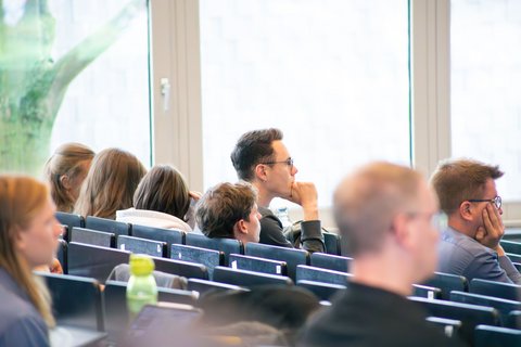 Aufnahme aus der Fachtagung 2026 von den Zuschauern in der Aula der Ostfalia Hochschule. (öffnet Vergrößerung des Bildes)