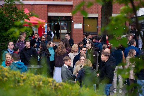 Aufnahme vom Stammtisch 2026 im Außenbereich der Fakultät Versorgungstechnik (öffnet Vergrößerung des Bildes)
