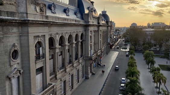 Ein altes, prukvolles Gebäude und eine Straße in Argentinien.