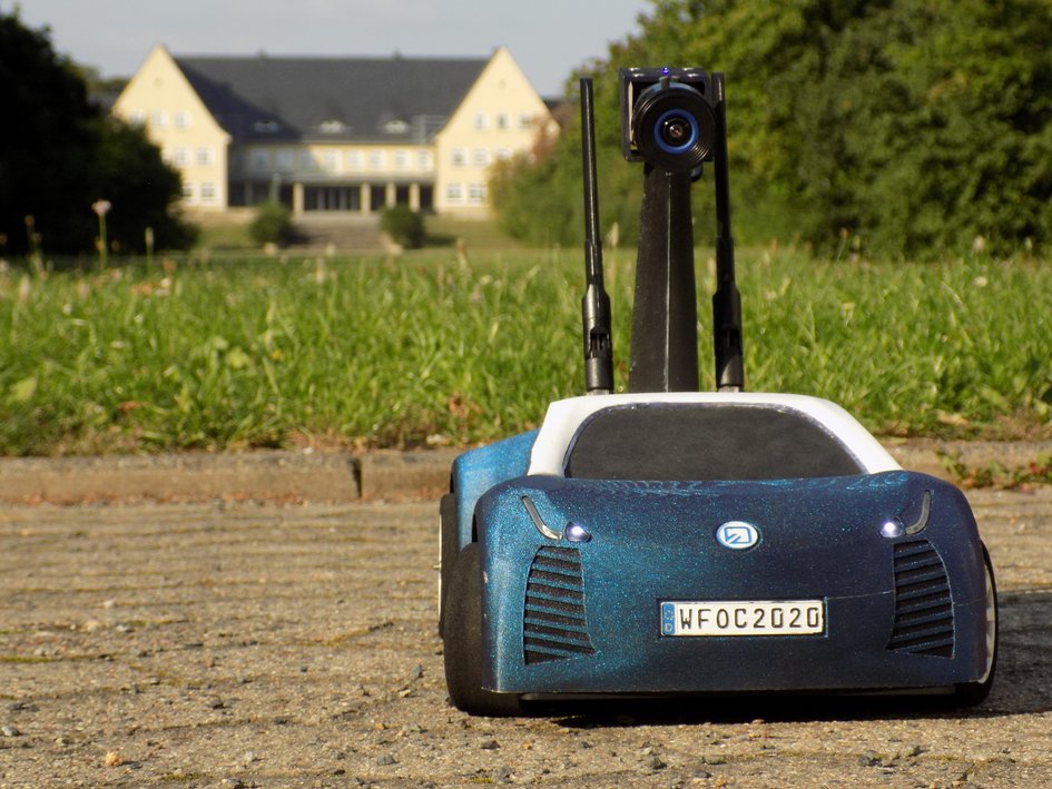 The model car of the Ostfalia Cup is located in the parking lot at Am Exer 2.