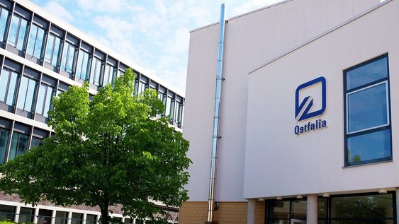 Campus Wolfsburg Gebäude G und C mit Ostfalia Logo