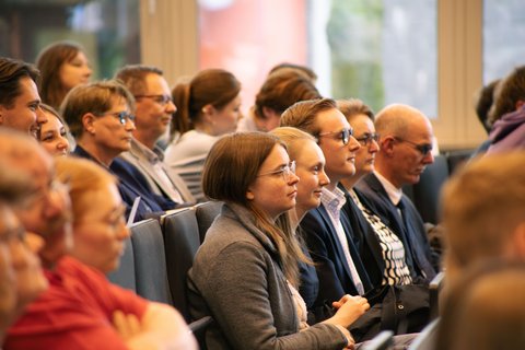 Nahaufnahme der Absolventenfeier in der Aula der Ostfalia Hochschule (öffnet Vergrößerung des Bildes)