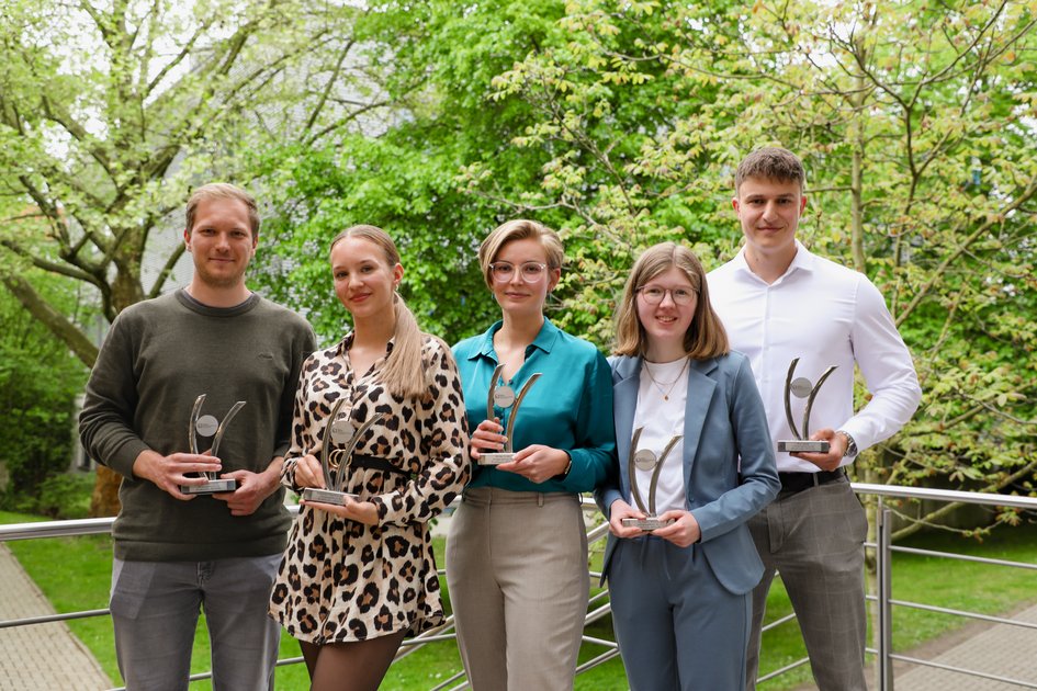 Press photo (Jaqueline Gebauer/Ostfalia): The honoured graduates of Supply Engineering: (from left to right) Daniel Froitzheim, Kimberly Charlotte Bock, Svenja Große (all three Master of Energy Systems and Environmental Engineering), Pia Sophie Rissiek and Max Habig (both Bachelor of Energy and Building Services Engineering in Practice)