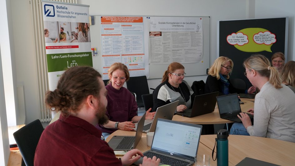 (v.l.n.r.) Johannes Lünenschloß, Lena Bartsch, Tatjana Weiße, Regina Müller-Wagner und Nicole Klautke bei der Praxisphase des Workshops in Kleingruppen. Foto: Ruhm/Ostfalia