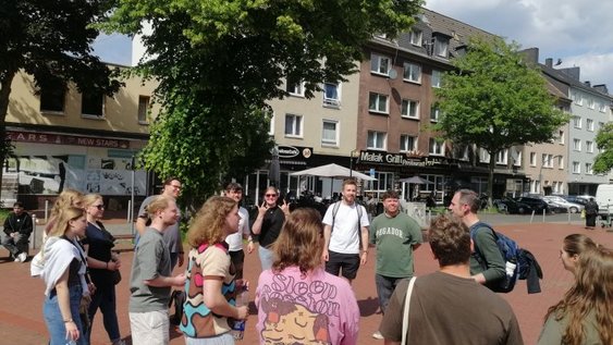 Die Gruppe der Studierenden in der Dortmunder Innenstadt. Foto: Plöger/Ostfalia