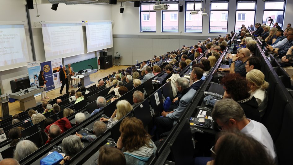 Pressefoto (Matthias Leitzke/Ostfalia): Volles Haus im Audimax am Campus Wolfsburg der Ostfalia: Rund 150 Teilnehmende kamen zur 12. Ausgabe „Glück und erfülltes Leben“ und erlebten einen Abend voller Inspiration, persönlicher Einblicke und bewegender Momente.
