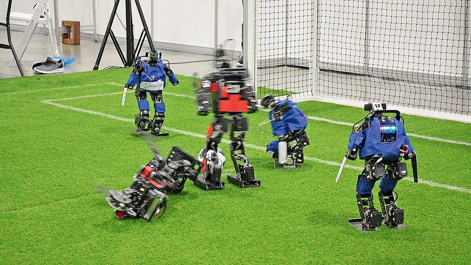 Vom Wettkampf zum Kampf: Roboter-Fußballer dienen als Testszenario für denKI-Einsatz in Waffensystemen. Dabei geht es um das Einhalten von Regeln, Ethik und eine globale Kontrolle für autonome Systeme.
