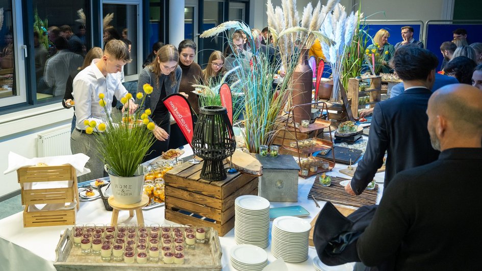 Absolvent:innen am Buffet