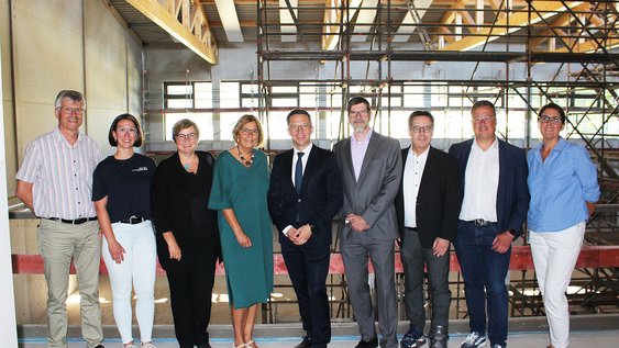Baustellenbesuch in der neuen Turnhalle der Ostfalia am Exer in Wolfenbüttel (von links): Roland Distler (Leiter der Zentralen Serviceeinrichtung Gebäudemanagement an der Ostfalia), Fenja Schwede (Leitung Hochschulsport), Maria Pfitzner (Architekten Pfitzner Moorkens), Prof. Dr. Sandra Müller (Dekanin der Fakultät Soziale Arbeit), Falko Mohrs (Niedersächsischer Minister für Wissenschaft und Kultur), Prof. Dr.-Ing. Thomas Benda (Vizepräsident für Lehre, Studium und Weiterbildung), Thomas Albinus (Kreistagsabgeordener Wolfenbüttel), Jan Schröder (Landtagsabgeordneter Wolfenbüttel) und Nadine Maxrath (Interne Kommunikation und Vernetzung Ostfalia).