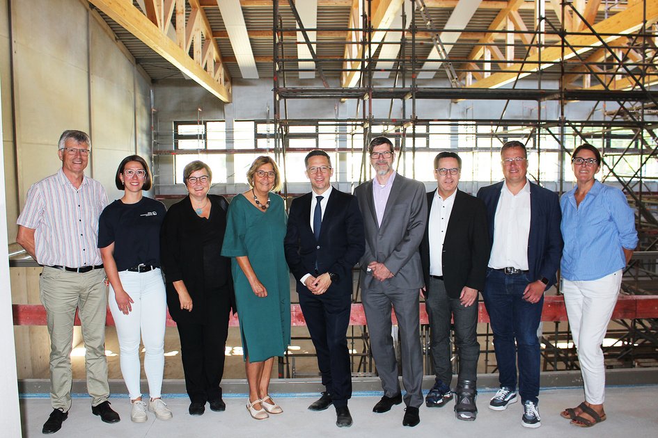 Baustellenbesuch in der neuen Turnhalle der Ostfalia am Exer in Wolfenbüttel (von links): Roland Distler (Leiter der Zentralen Serviceeinrichtung Gebäudemanagement an der Ostfalia), Fenja Schwede (Leitung Hochschulsport), Maria Pfitzner (Architekten Pfitzner Moorkens), Prof. Dr. Sandra Müller (Dekanin der Fakultät Soziale Arbeit), Falko Mohrs (Niedersächsischer Minister für Wissenschaft und Kultur), Prof. Dr.-Ing. Thomas Benda (Vizepräsident für Lehre, Studium und Weiterbildung), Thomas Albinus (Kreistagsabgeordener Wolfenbüttel), Jan Schröder (Landtagsabgeordneter Wolfenbüttel) und Nadine Maxrath (Interne Kommunikation und Vernetzung Ostfalia).