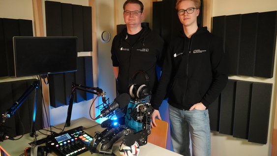 Torben Röhrs und Emil Meier vom Team WF Wolves im Podcaststudio der Ostfalia im Gespräch mit Moderator Heinz-Dieter Quack über Fußballroboter und RoboCup.