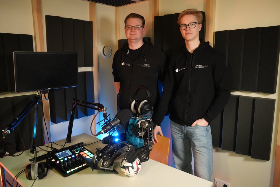Torben Röhrs und Emil Meier vom Team WF Wolves im Podcaststudio der Ostfalia im Gespräch mit Moderator Heinz-Dieter Quack über Fußballroboter und RoboCup.
