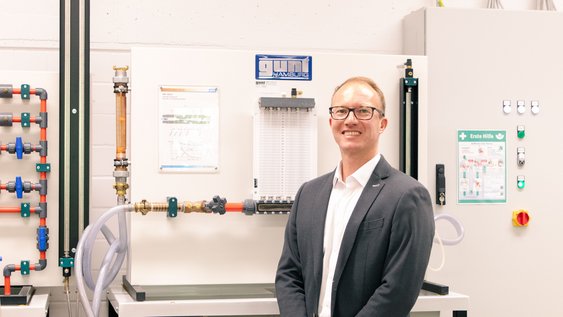 Professor Nielsen im Labor der Fakultät Versorgungstechnik