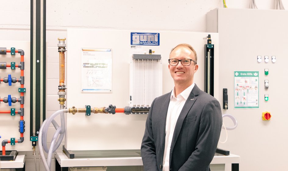 Professor Nielsen im Labor der Fakultät Versorgungstechnik