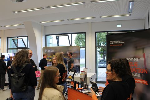 Recruiting Night Duales Studium an der Ostfalia im September 2026 - Studieninteressierte, Partnerunternehmen und Hochschule finden ihre Matches. (öffnet Vergrößerung des Bildes)
