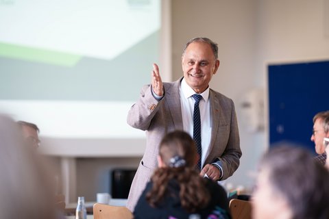 Prof. Dr. Reza Asghari beim Auftakt der MINT-Offensive mit der Stiftung Kinder forschen an der Ostfalia Hochschule in Wolfenbüttel. (öffnet Vergrößerung des Bildes)