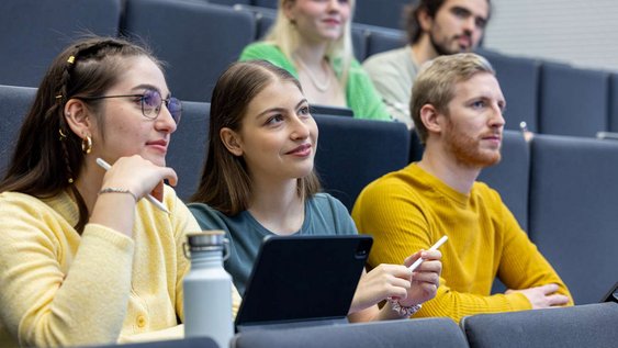Viele Studierende besuchen zum Start des Wintersemsters erstmals die Veranstaltungen in den Hörsälen der Ostfalia Hochschule.