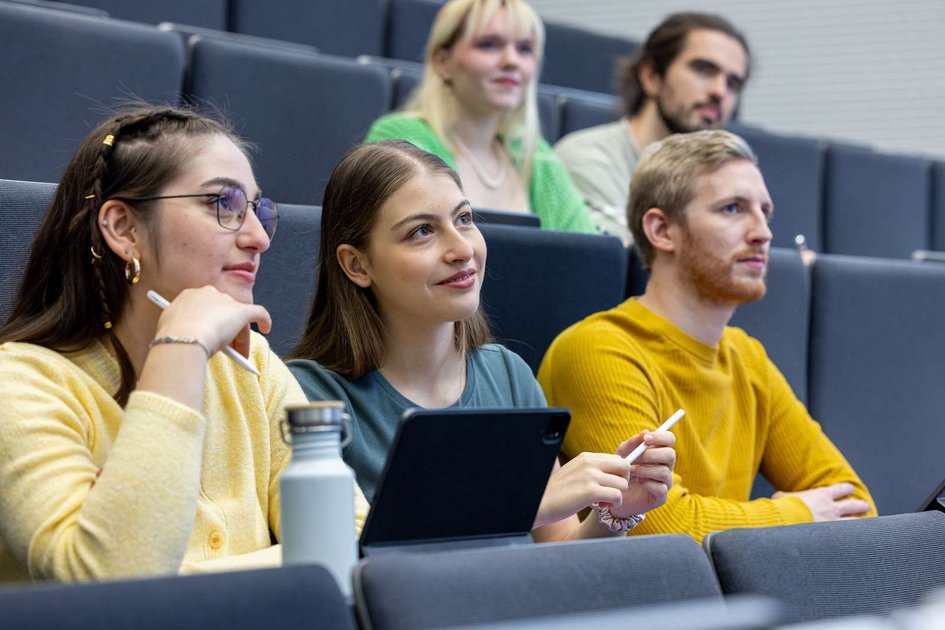 Viele Studierende besuchen zum Start des Wintersemsters erstmals die Veranstaltungen in den Hörsälen der Ostfalia Hochschule.
