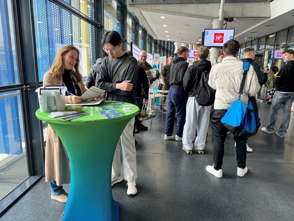 Prof. Bagusat im Gespräch mit einem Studieninteressierten auf der Transferbörse.