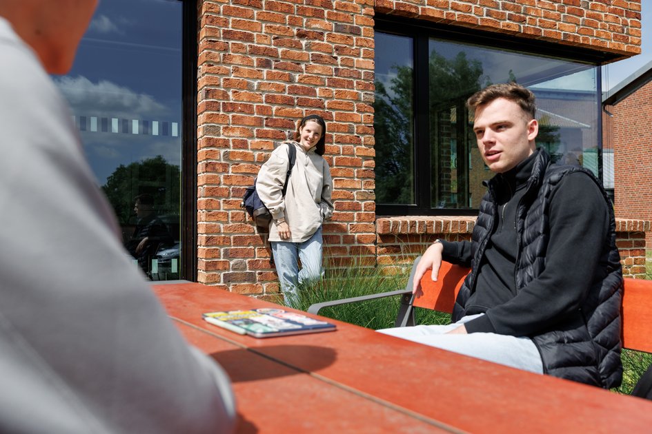 Studierende der Ostfalia Hochschule am Campus Suderburg. Dort kann man unter anderem Bauingenieurwesen im Praxisverbund studieren.