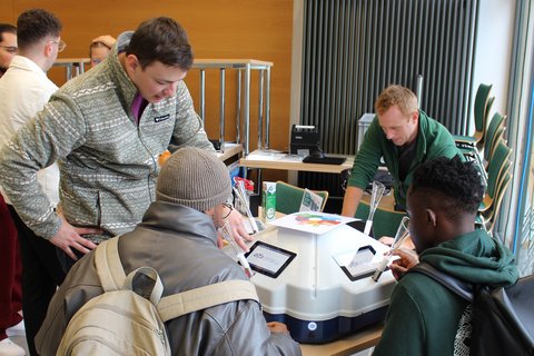 Recruiting Night Duales Studium an der Ostfalia im September 2026 - Studieninteressierte, Partnerunternehmen und Hochschule finden ihre Matches. (öffnet Vergrößerung des Bildes)