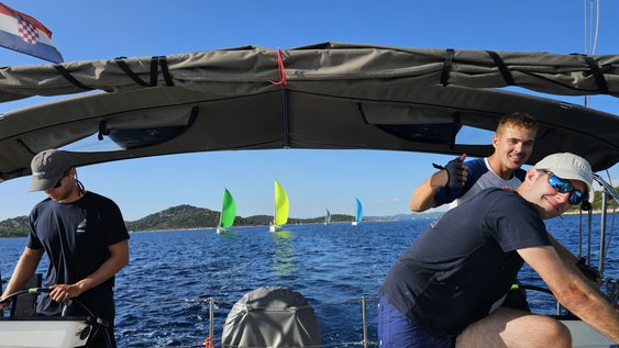 Die Segelgruppe Ostfalia hat ein Regattateam beim Lessing-Cup vor der kroatischen Adriaküste gestellt und den Titel gewonnen. Hier segeln Studierende, Alumni und Professoren gemeinsam.