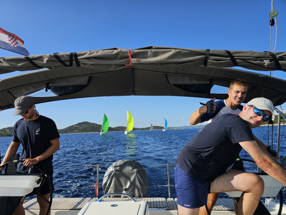 Die Segelgruppe Ostfalia hat ein Regattateam beim Lessing-Cup vor der kroatischen Adriaküste gestellt und den Titel gewonnen. Hier segeln Studierende, Alumni und Professoren gemeinsam.