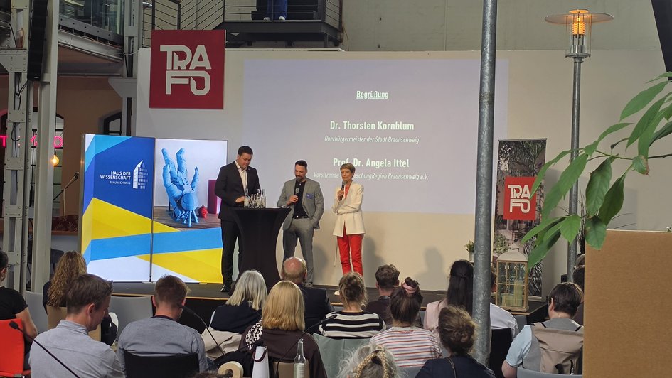 Blick auf die Begrüßungsrunde auf dem Podium beim Salon der Wissenschaft.