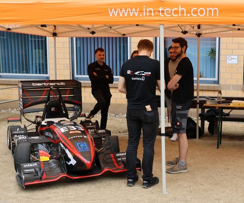 WOB Racing Team mit Rennwagen