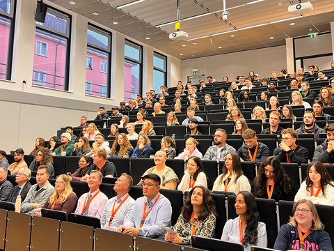Begrüßung der Gäste der 11. Internationalen Woche in einem Hörsaal am Campus Wolfsburg der Ostfalia Hochschule. (öffnet Vergrößerung des Bildes)