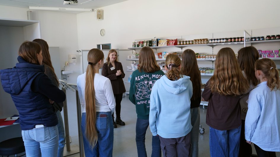Lea Kruckenberg, Ansprechpartnerin für das Labor für experimentelle und empirische Markt- und Managementforschung, zeigt Schülerinnen praktische Einblicke in die Laborarbeit. Foto: Marie Ruhm/Ostfalia