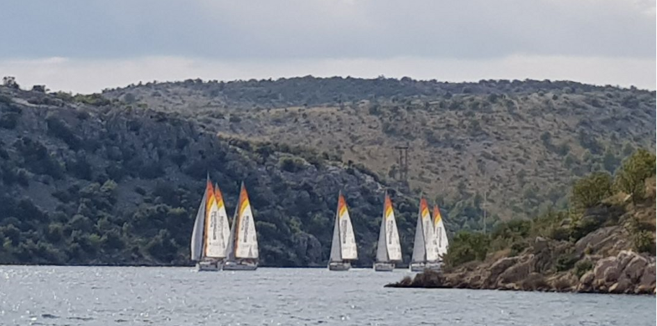 Segelboote bei einer Regatta