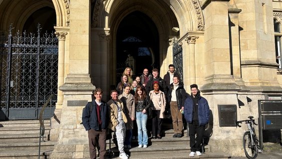 Die Exkursionsgruppe am Hauptgebäude der TU Braunschweig 