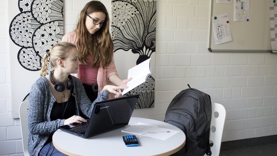Zwei Studierende lernen am Tisch in Fakultät Versorgungstechnik Campus Wolfenbüttel.