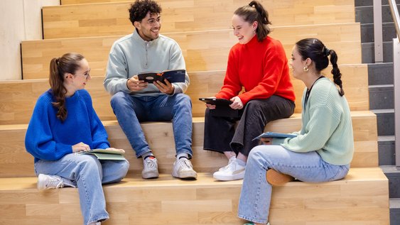 Studierende unterhalten sich auf der Treppe