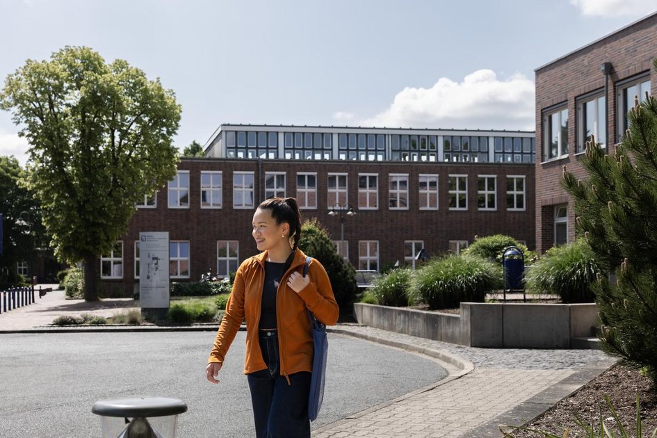 Studentin auf dem Ostfalia-Campus in Salzgitter-Calbecht. 