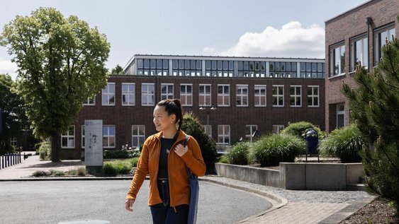 Student on the Ostfalia campus in Salzgitter-Calbecht.
