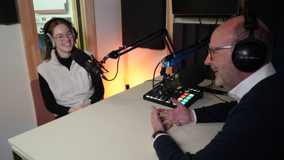 Lea Eileen Brauner sits in the podcast studio at Ostfalia University and talks about her research into AI algorithms that make do with little data in the Einfach-Forschung podcast.