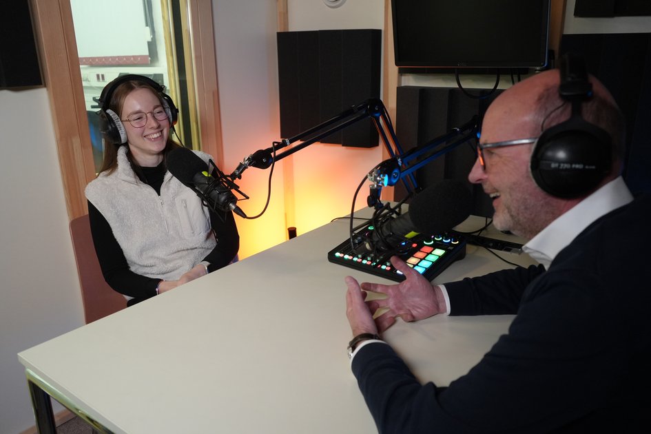 Lea Eileen Brauner sitzt im Podcaststudio der Ostfalia Hochschule und spricht im Einfach-Forschung-Podcast über ihre Forschung zu KI-Algorithmen, die mit wenig Daten auskommen.