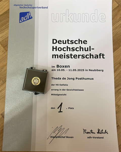 Die Urkunde und Medaille für den Gewinn der DHM. (öffnet Vergrößerung des Bildes)