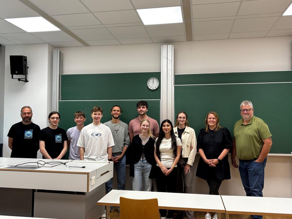 Gruppenbild der Studierenden des Studiengangs Smart City Engineering gemeinsam mit Professor Dr.-Ing. Jan Büchsenschuß, 
