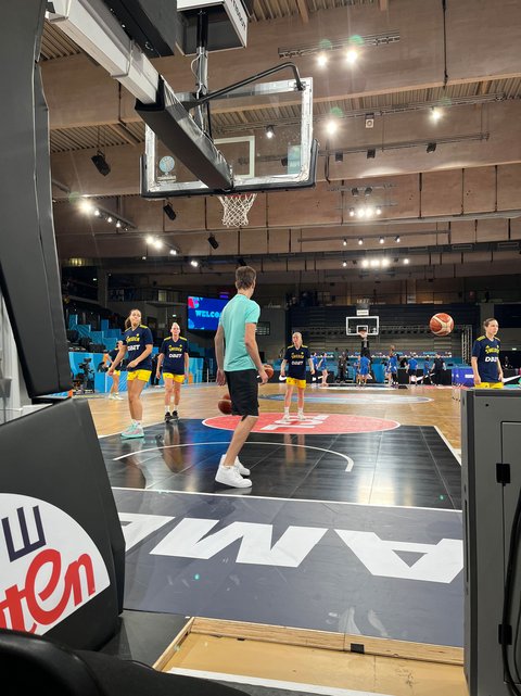 Ostfalia-Student Luc Niewerth arbeitet bei Sportevents wie der Basketball Europmameisterschaft der Frauen als Volunteer. (öffnet Vergrößerung des Bildes)