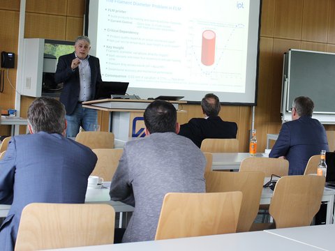 Prof. Dr. rer. nat. Marcus Menzel vom Institut für Produktionstechnik der Ostfalia erläuterte ein Konzept für die Echtzeit-Erkennung der Filamentform beim 3D-Druck. (öffnet Vergrößerung des Bildes)