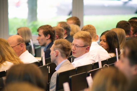 Nahaufnahme der Absolventenfeier in der Aula der Ostfalia Hochschule (öffnet Vergrößerung des Bildes)