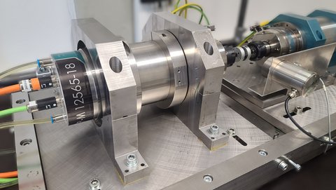 Motorlager in einem KupplungsprüfstandFak. Maschinenbau - IKAMProf. Lippardt (öffnet Vergrößerung des Bildes)