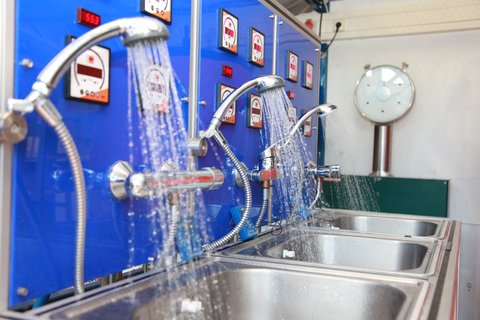 Duschköpfe für die praktische Anwendung von Praxisbeispielen im Labor für Sanitärtechnik