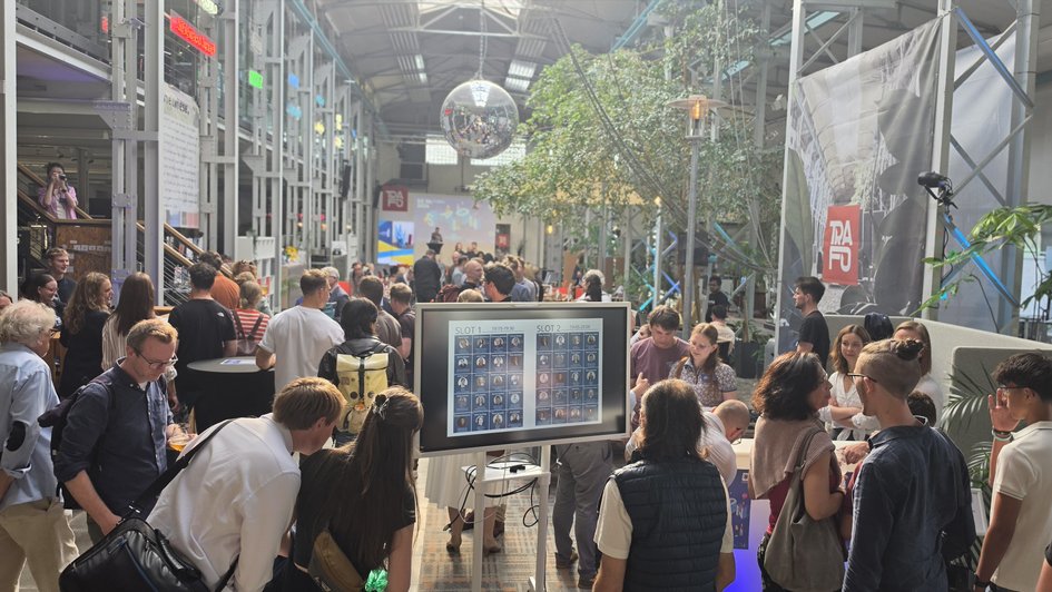 Blick in den TRAFO Hub Braunschweig mit Gästen beim Salon der Wissenschaft.